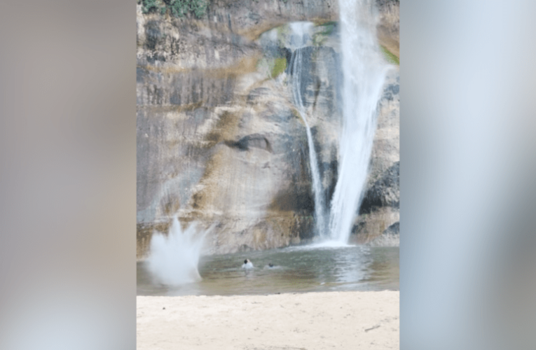 ভিডিও: পতিত শিলাগুলি জাতীয় স্মৃতিসৌধে সবেমাত্র দর্শনার্থীদের মিস করে