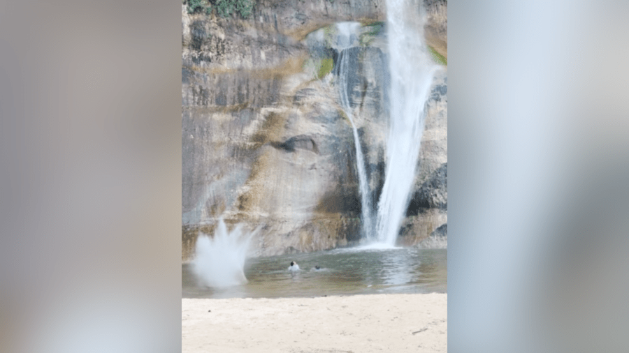ভিডিও: পতিত শিলাগুলি জাতীয় স্মৃতিসৌধে সবেমাত্র দর্শনার্থীদের মিস করে