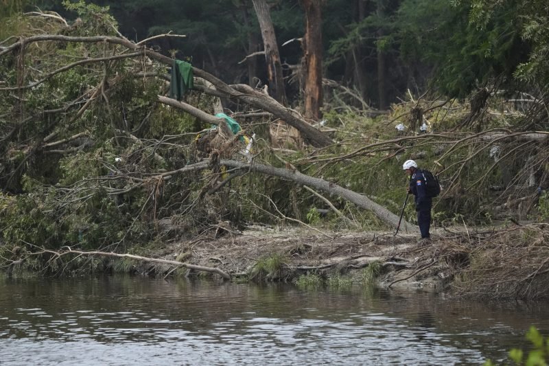 বন্যার নতুন সতর্কতার মধ্যে, জরুরী ক্রুরা টেক্সাসে বন্যার শিকারদের অনুসন্ধান স্থগিত করে