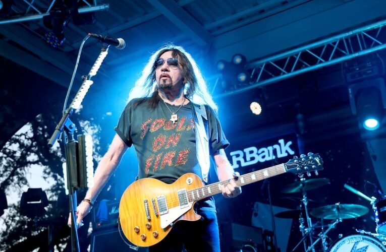 KISS এর প্রতিষ্ঠাতা গিটারিস্ট Ace Frehley 74 বছর বয়সে মারা গেছেন