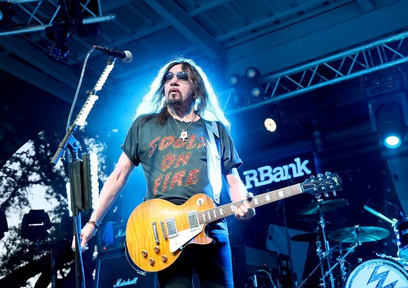 KISS এর প্রতিষ্ঠাতা গিটারিস্ট Ace Frehley 74 বছর বয়সে মারা গেছেন