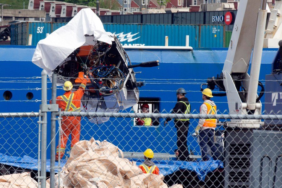 NTSB আবিষ্কার করেছে যে ত্রুটিপূর্ণ প্রকৌশলের কারণে সাবমেরিন টাইটান বিস্ফোরিত হয়ে টাইটানিকের ধ্বংসাবশেষের দিকে এগিয়ে যাচ্ছে